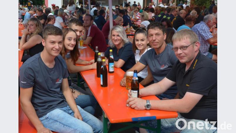 Wenn die Mitterteicher Feuerwehr feiert, dann kommen die Leute. Schon zur Mittagszeit war der Vorplatz des Gerätehauses, der zum Festplatz umfunktioniert wurde, bestens besucht. Bild: jr