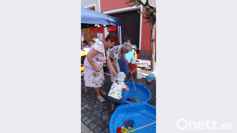 Jung und Älter haben Spaß bei den angebotenen Spielen. Bild: trj