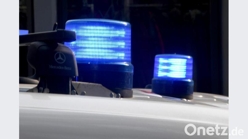 Blaulichter leuchten auf den Dächern von Polizeifahrzeugen. Bild: Carsten Rehder