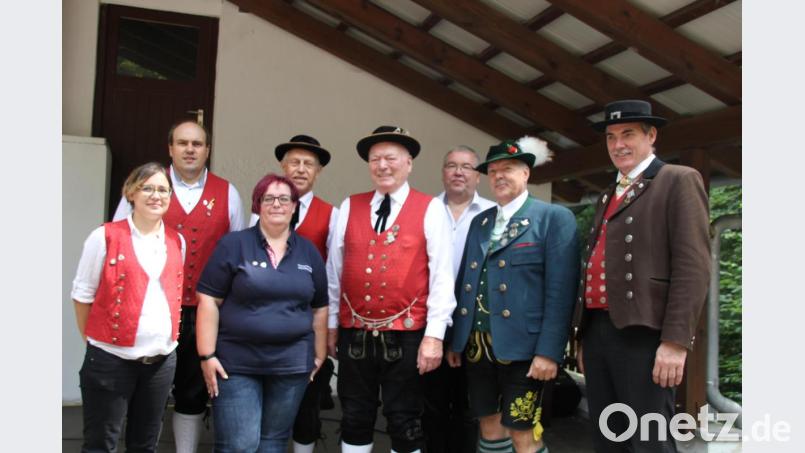 Der langjährige stellvertretende Vorsitzende des Heimat- und Volkstumsvereins Ehenbachtaler, Sepp Lang (Mitte), ist jetzt Ehrenvorsitzender. Es gratulierten Vorsitzende Manuela Wagner (Dritte von links) sowie (von links) Sandra Lindner (Sparte Tanz), Dominik Strehl (Sparte Musik) und Erwin Meier (Sparte Buchberg) sowie (von rechts) der Vorsitzende des Gauverbands Oberpfalz, Erich Tahedl, Festredner Günter Frey und Bürgermeister Sepp Reindl. Bild: ads