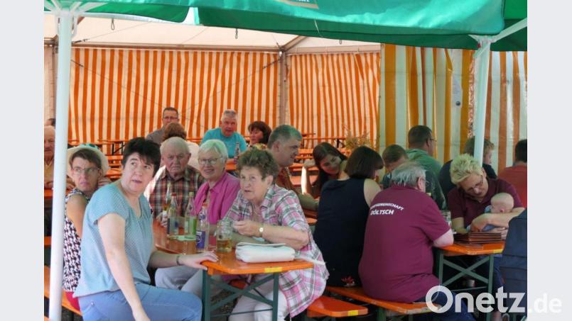 Die Gäste genießen das Zusammensitzen beim Dorffest. Bild: ils