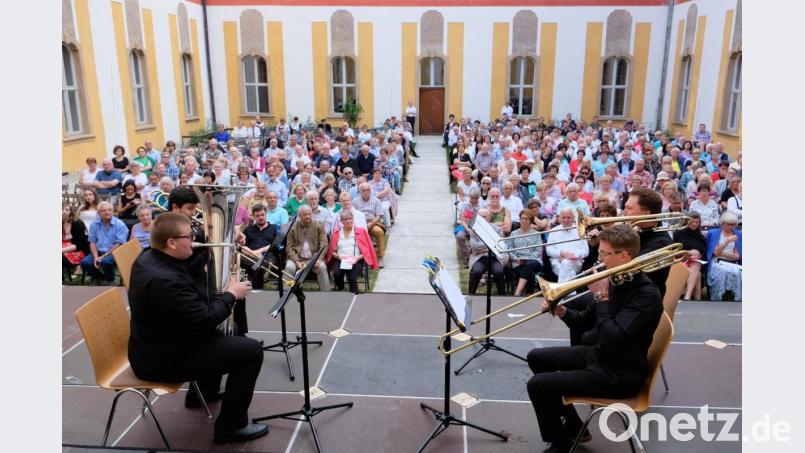 Voller musikalischer Leidenschaft bot das Blechbläserquartett der Gheorghe Dima Musikakademie aus dem rumänischen Cluj (Klausenburg) vor zirka 400 Besuchern im Innenhof des Klosters Speinshart ein besonderes Konzerterlebnis Bild: Dotzauer