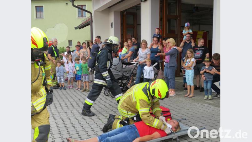 Bei einer Einsatzübung erleben die Kinder die vielfältigen Aufgaben der Feuerwehr. Bild: adj
