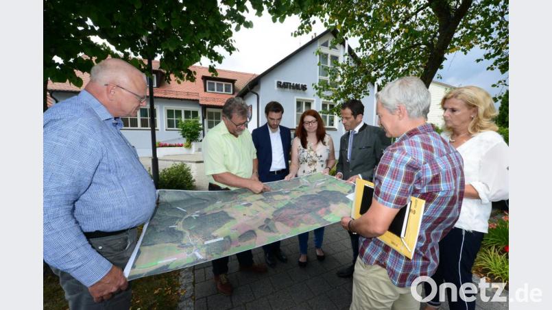 Leitender Baudirektor Henner Wasmuth, Bürgermeister Johann Maurer, Landtagsabgeordneter Stephan Oetzinger, Gemeinderätin Marina Hirnet, Bundestagsabgeordneter Albert Rupprecht, Bauoberrat Gerhard Kederer und Stadt- und Kreisräin Andrea Lang (von links) erörtern vor dem Rathaus Georgenberg die Voraussetzungen, um möglichst zeitnah mit dem Ausbau der Straße von Georgberg nach Neuenhammer beginnen zu können. Bild: bey