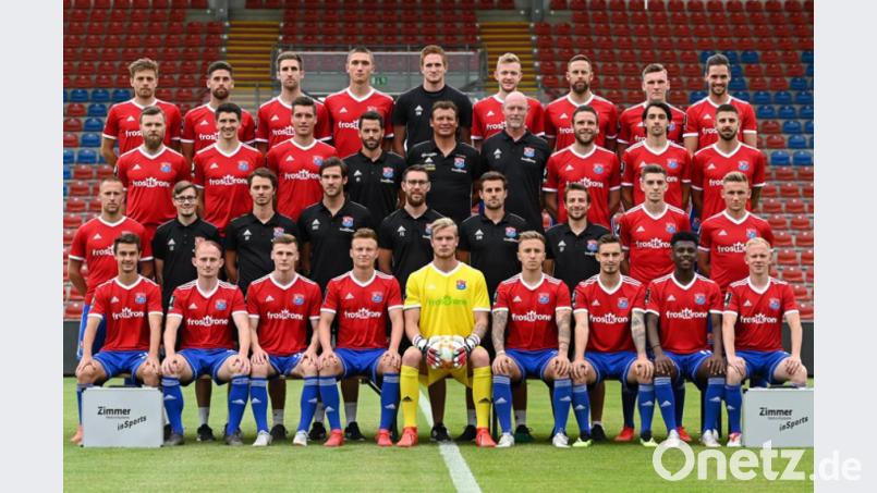 Drittligist SpVgg Unterhaching mit Trainer Claus Schromm (Mitte, zweite Reihe von oben) gastiert zum Pokalspiel der ersten BFV-Hauptrunde in Utzenhofen. Bild: exb