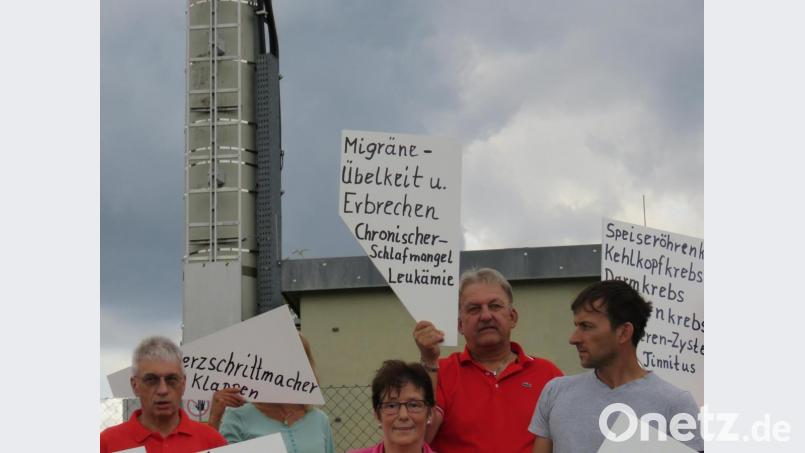Mit Protestplakaten zeigen die BI-Mitglieder, welch schwere Erkrankungen innerhalb weniger Jahre unterhalb des Mobilfunkmasts aufgetaucht sein sollen. Bild: ubb