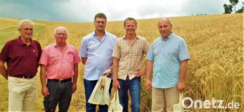 Ein Dankeschön für Freunde von Feldlerchen. Bernd Bauer (links) vom OWV und Adolf Küblböck vom LBV haben Süßes, Flüssiges und Informatives für Herbert Forster (Mitte) und Gerhard List (rechts) dabei. Der Hannersgrüner Vogelschützer Manfred Häring (Zweiter von rechts) wird die Präsenttasche an Christian Lehner weitergeben, der beim Treffen nicht anwesend war. Bild: jml