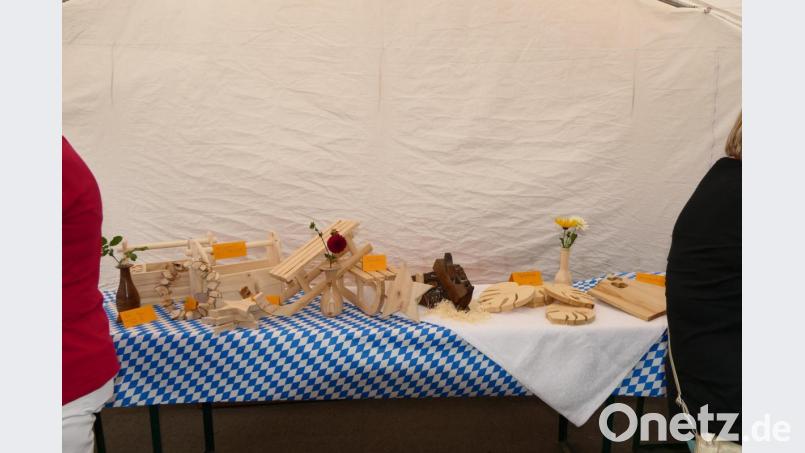 Hobbykünstler beim Döltscher Dorffest. Bild: ui