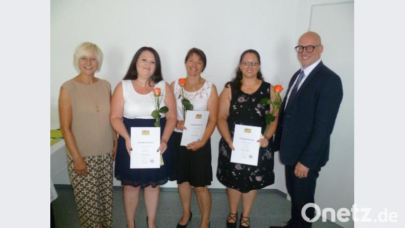 Schulleiterin Ilona Lang (von links) gratuliert ihren Absolventinnen mit der Durchschnittsnote 1,1: Martina Tunger, Maria Graml und Alexa Lehner. Geschäftsführer Roland Domogalla wünscht alles Gute für die Zukunft. Bild: usc