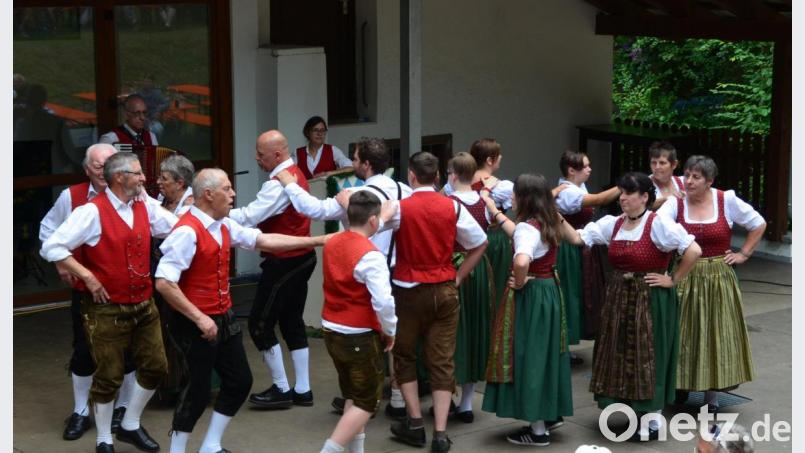 Nachmittags hatten die Ehenbachtaler für die Besucher des Buchbergfestes ein stolzes Follkloreprogarmm zu bieten, das bestens ankam. Bild: ads