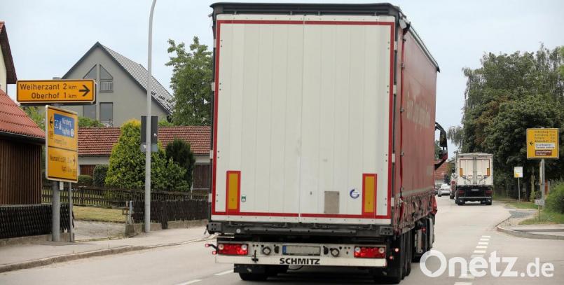 Vor allem unter dem Schwerverkehr leidet die Gemeinde Ursensollen ungemein. Die Ortsumfahrung soll diesen Missstand beheben. Die ist zumindest in die Planungsphase eingetreten. Bild: Wolfgang Steinbacher