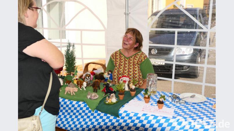 Hobbykünstlerin Doris Mois verkauft beim Döltscher Dorffest ihre mit viel Liebe zum Detail gefilzten Tierfiguren. Bild: ui