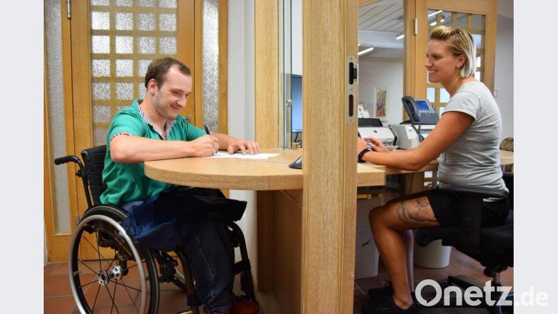 Sebastian Kerres vom Autohaus Schwarzkopf meldet im Auftrag seines Arbeitgebers Kundenfahrzeuge an. Der Rollstuhlfahrer ist erleichtert, dass dies für ihn nun komfortabler als bisher möglich ist. Bild: exb