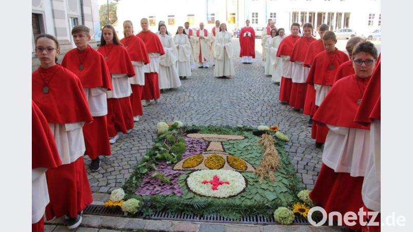 Vor der Basilika hatten Mitglieder des Pfarrgemeinderats einen schönen Blumenteppich gelegt.Daran vorbei zogen Ministranten, Ordensschwestern und die Geistlichen in die Basilika ein. Bild: kro
