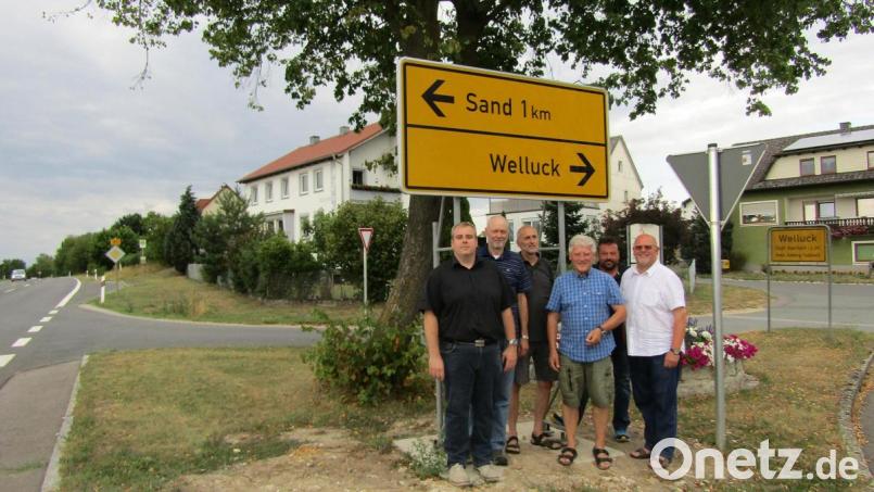 Zufrieden mit den Sichtverhältnissen an der Kreuzung zwischen Welluck und Sand zeigen sich (von links) CSU-Vorsitzender Bernhard Hinteregger, Geschäftsführer Klaus Riede, Stadtrat Herbert Appl, Stadtrat Eugen Eckert, Thomas Riedhammer und Stadtrat Arthur Schriml. Bild: sck
