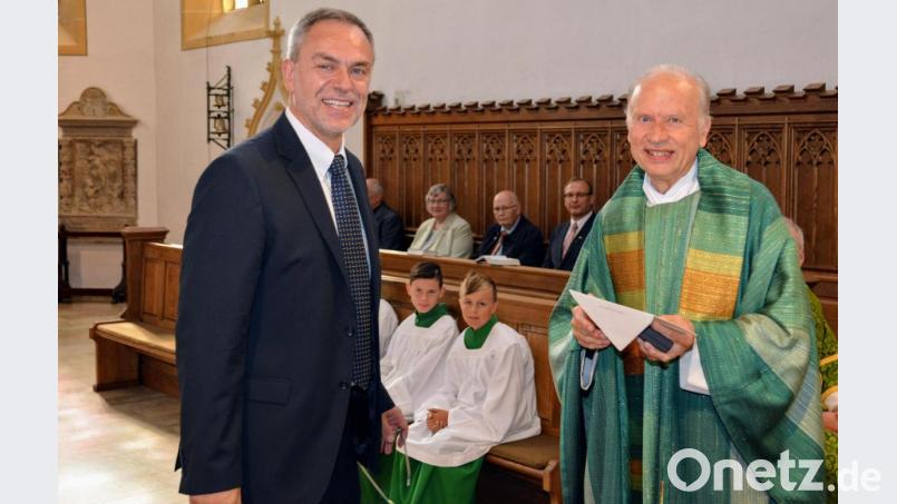 Prodekan Josef Irlbacher dankte Pfarrer Hans-Peter Bergmann, im Namen von Bischof Rudolf Voderholzer, für sein priesterliches Wirken Bild: fdl