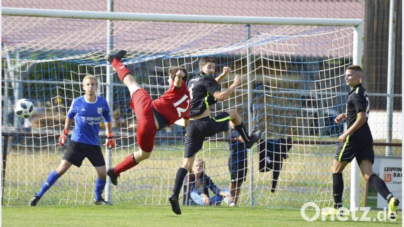 Eine turbulente Situation vor dem Kasten des Hahnbacher Torhüters Stephan Kollbrand (links hinten), der den heftigen Zweikampf seines Innenverteidigers Thomas Kick (Zweiter von rechts) mit dem Vilsecker Stürmer Tobias Bücherl (Zweiter von links) verfolgt
Bild: Ziegler Bild: Hubert Ziegler