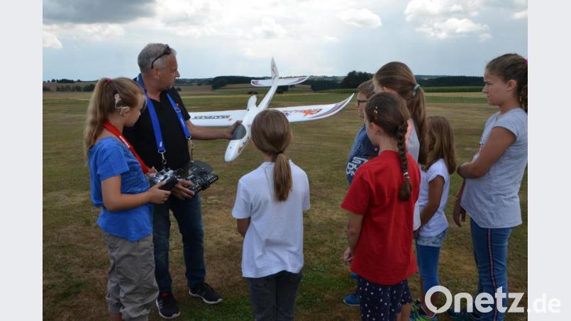 Peter Lindner ist ein erfahrener Fluglehrer und erklärte den Kindern alles, was sie über die Hobby-Fliegerei wissen mussten, bevor sie selbst zum Piloten wurden. Bild: dob