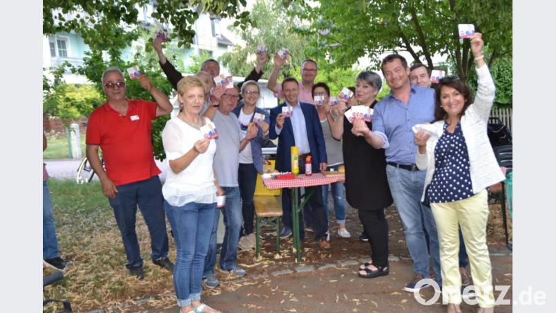 Die Genossen plaudern am &quot;Roten Grill&quot; des SPD-Ortsvereins Rothenstadt/Konradshöhe. Bild: hcz