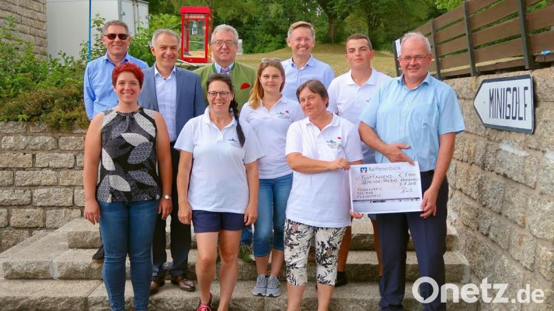 Über viele Glückwünsche und Spenden zum 50. Jubiläum des Freibades Friedenfels freuten sich beim Festakt die Verantwortlichen. Im Bild (hinten von links) Zweiter Bürgermeister Oskar Schuster, stellvertretender Landrat Roland Grillmeier, Bezirksrat Toni Dutz, Landtagsabgeordneter Tobias Reiß und Julian Fleischmann sowie (vorne von links) Landtagsabgeordnete Anna Toman, Patricia Henze, Katharina Laab, Lisa Rauh und Bürgermeister Gottfried Härtl. Bild: bsc