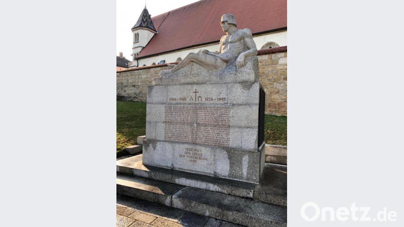 Gut zu lesen ist nun wieder die Beschriftung des Ehrenmals. Der ruhende Krieger bekam eine gründliche &quot;Wäsche&quot;. Bild: rn
