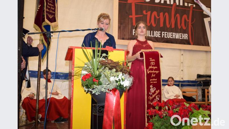 Festmutter Ramona Schmitzer heftete ein Erinnerungsband an die Fahne der Jubelwehr. Bild: bnr