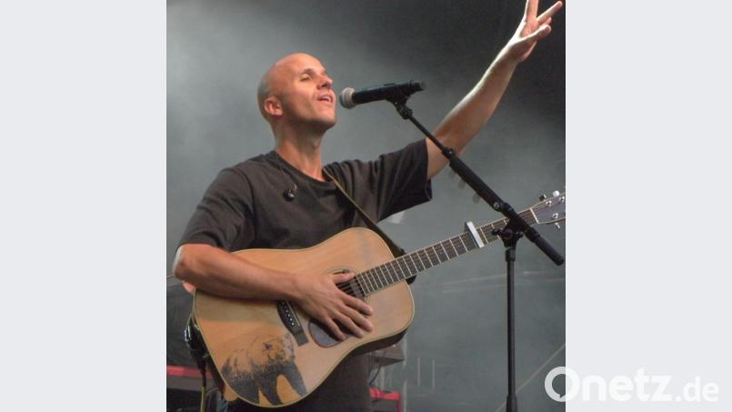 Milow gibt den Ton vor, und die Fans singen im Gemeinschaftschor. Seine lockere, fröhliche Stimmung überträgt sich schnell auf das Auditorium. Bild: Wilhelm Amann