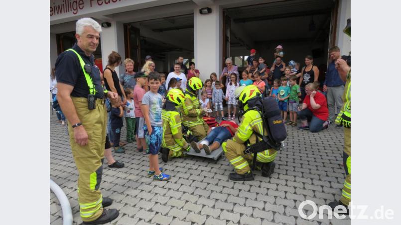 Bei einer Einsatzübung erleben die Kinder die vielfältigen Aufgaben der Feuerwehr. Bild: adj