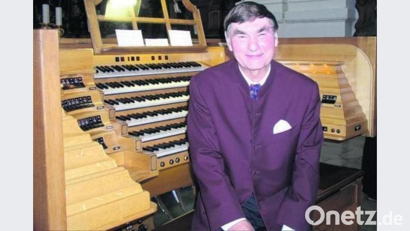 Günther Kaunzinger (Würzburg), Titularorganist, am Spieltisch vor dem Altar der Waldsassener Stiftsbasilika. Archivbild: nt/az