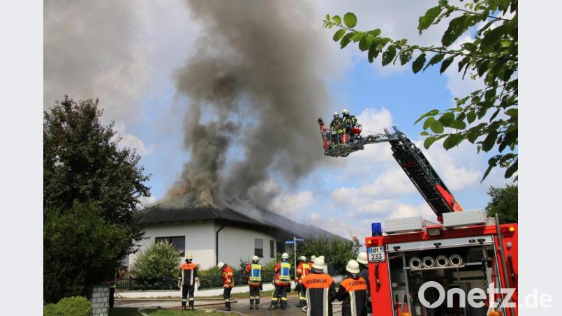 In Berg bei Neumarkt brannte am Sonntagvormittag ein Wohnhaus. Bild: jma
