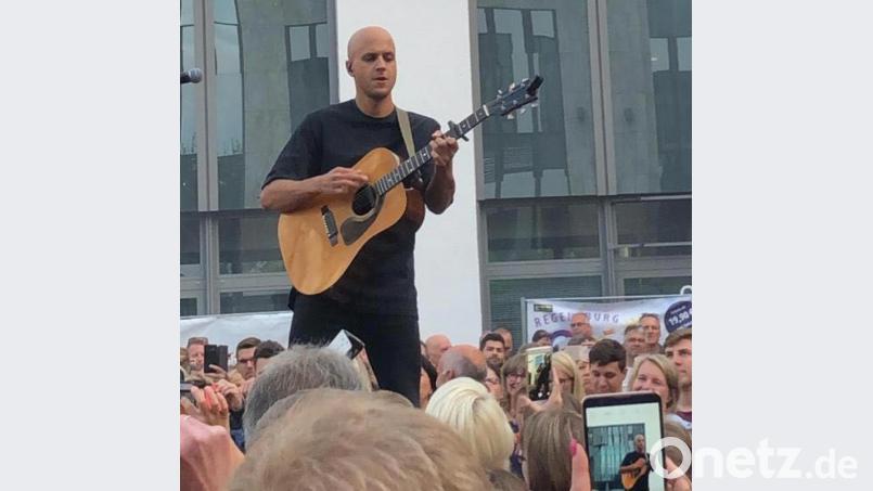 Plötzlich steht er inmitten der Menge: Mit "You don't know" eröffnet er das Konzert. Bild: Wilhelm Amann