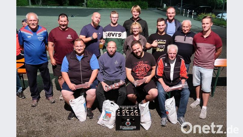 Gruppenbild nach dem Hobbyturnier: Organisator Andreas Streim (mittlere Reihe, rechts) gratulierte der Siegermannschaft aus Bärnau (vorne) sowie den Vertretern der einzelnen Mannschaften. Bild: bsc