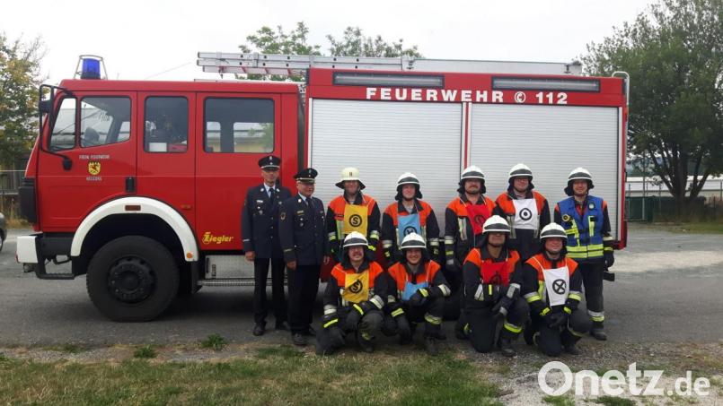 Mit Erfolg legte eine Löschgruppe der Neusorger Feuerwehr die Leistungsprüfung Ü40 ab. Die Prüfer Kreisbrandmeister Alois Schindler (stehend von links) und Kreisbrandinspektor Otto Braunreuther bestätigten Kreisbrandmeister Peter Prechtl, Heribert Schraml, Roland Etterer, Martin Heinl und Christian Heinl sowie Martin Schreyer (vorne von links), Florian Heinl, Richard König und Alexander Veigl eine tadellose Leistung. Nicht mit im Bild der weitere Prüfer Alfred Vogel. Bild: öt