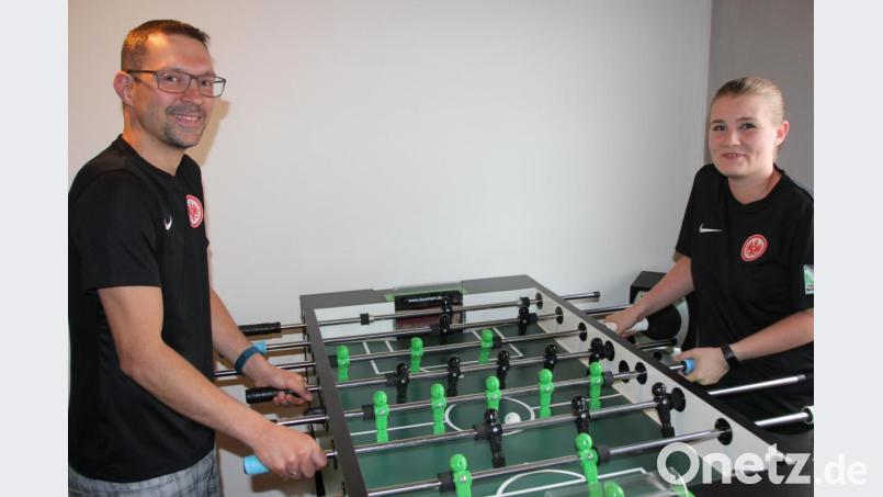 Yvonne Kubelke (rechts) trainiert mit ihrem Ehemann Ronny, der früher selber in der 2. Bundesliga spielte, am heimischen Kicker-Tisch. Bild: kro
