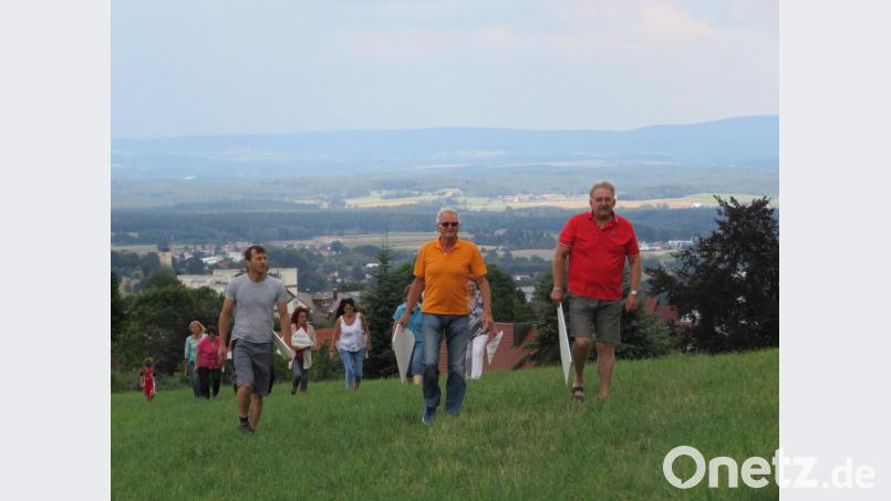 Gemeinsam zum Protest: BI-Mitglieder ziehen von Fuchsmühl hinauf zum Ziel des Ärgers. Bild: ubb