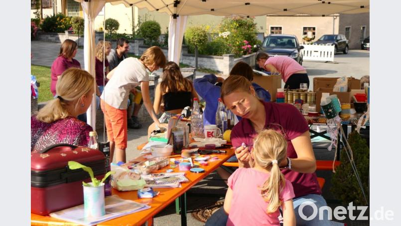 Das Kinderschminken findet beim Dorffest in Döltsch großen Anklang Bild: ils