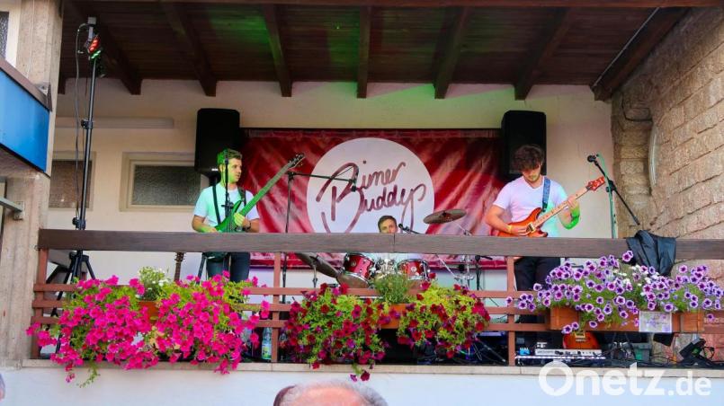 Ein Teil des Freibadgebäudes wurde bei der Geburtstagsfeier zu einer Open-Air-Bühne umfunktioniert. Die „Birner Buddyboys“ begeisterten das Publikum. Bild: bsc