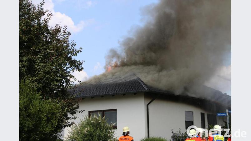 In Berg bei Neumarkt brannte am Sonntagvormittag ein Wohnhaus. Bild: jma