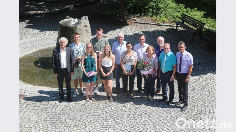 Landrat Wolfgang Lippert verabschiedete Philip Stangl, Anna Wildenauer, Fabian Schmalenbach, Miriam Heldwein, Konrad Richtmann, Dr. Kerstin Hoock, Alois Fischer und Maria Bauer (von links). Auch Personalchef Walter Brucker, Personalrat Max Bindl und Personalrat der Kreismusikschule Reinhard Mährländer (von rechts) bedankten sich bei den Mitarbeitern. Bild: Landratsamt Tirschenreuth/Stefan Malzer/exb