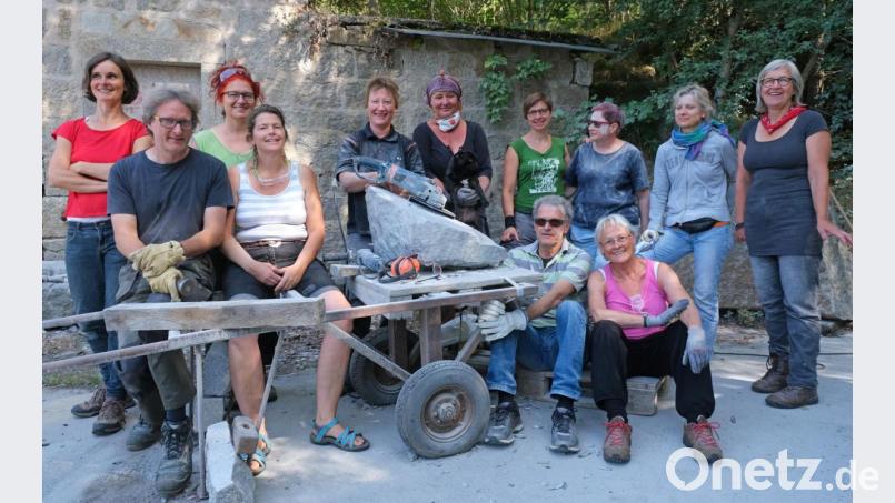 Verena Reimann (rechts) kennt den Flossenbürger Granit inzwischen sehr gut. Was ihre Kursteilnehmer aus dem Gestein machen, wird am kommenden Freitag ab 17.30 Uhr im Plattenbergsteinbruch in der Waldkirchner Straße zu sehen sein. Bild: nm