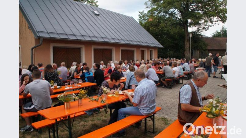 Die Biertischgarnituren waren beim Zoiglabend des Frauenbundes schnell belegt. Die Besucher ließen sich tyische bayerische Spezialitäten schmecken. Bild: kaz