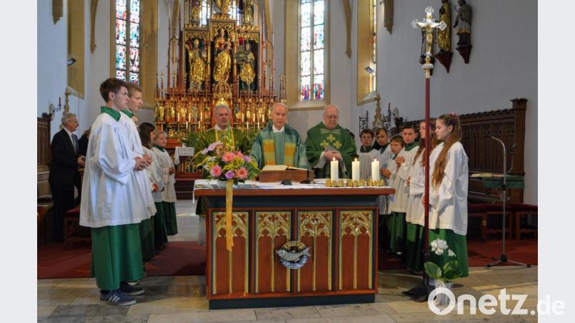 Zusammen mit Ruhestandspfarrer Konrad Kummer und Diakon Richard Sellmeyer feierte Pf. Hans-Peter Bergmann einen Dankgottesdienst in der Hirschauer Pfarrkirche Mariä Himmelfahrt Bild: fdl
