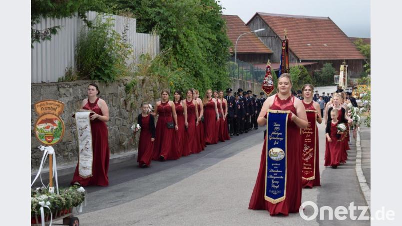 Die Festdamen und alle Vereine der Gemeinde begleiteten die Jubelwehr beim Kirchenzug. Bild: bnr