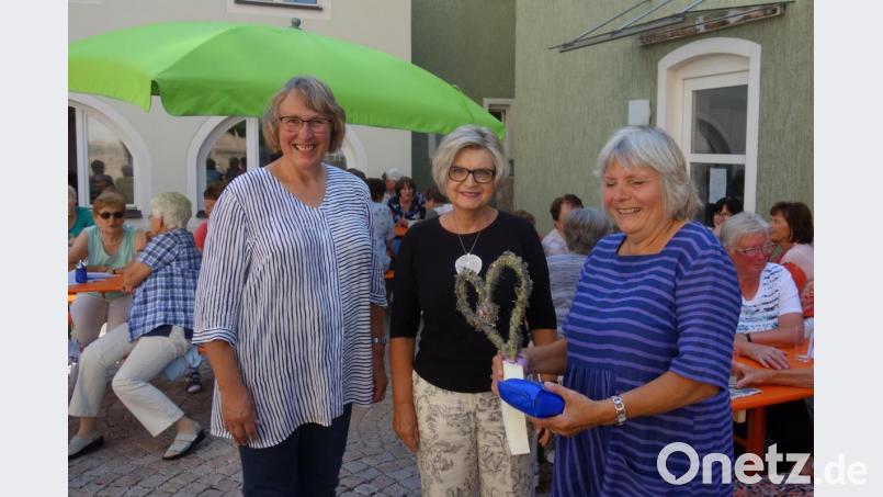 Maria Weiß und Hildegard Gallitzendörfer dankten Edeltraud Forster (von links) für ihren sehr informativen Vortrag. Bild: Margarete Hirsch