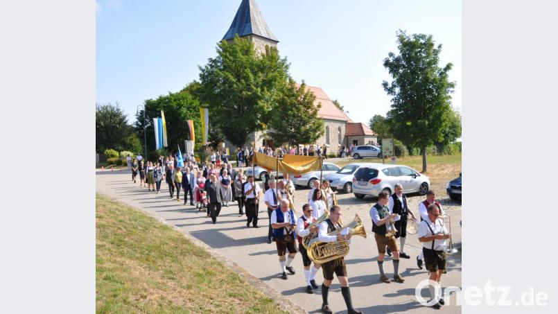 Nach dem Gottesdienst nehmen viele an der Prozession mit dem Allerheiligsten durch die Ortschaft Kleinchwand teil. Bild: es