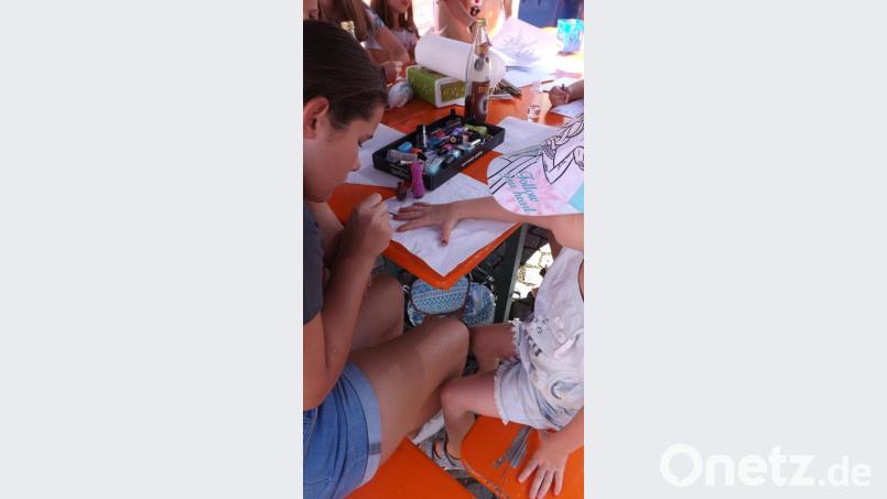 Bei der Kinderbelustigung hatten die Pfadfinder an alles gedacht - sogar ein &quot;Nagelstudio&quot; gab es beim Brunnenfest. Bild: trj