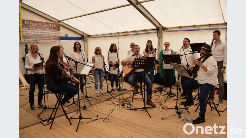 Der Festgottesdienst wurde vom Lobpreischor "HoamaTakt" musikalisch gestaltet. Bild: bnr