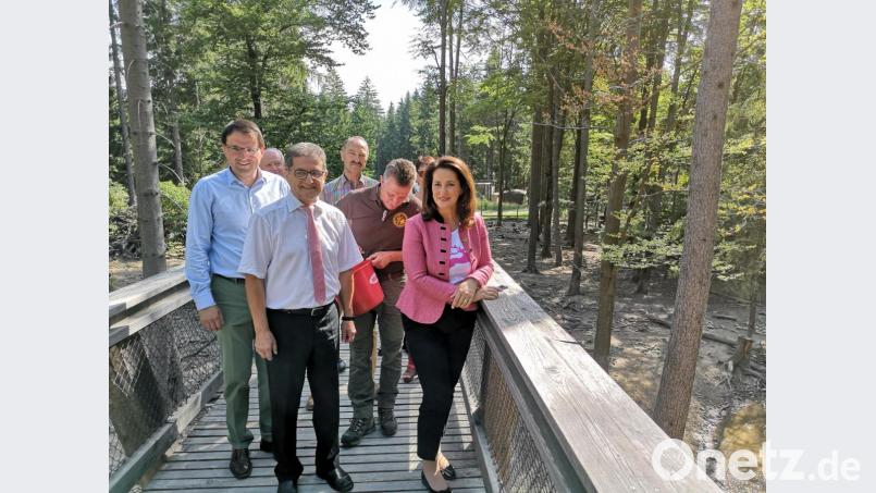 Martin Schöffel (links), Bürgermeister Franz Tauber, Betreiber Eckard Mickisch und Ministerin Michaela Kaniber (rechts). Bild: exb
