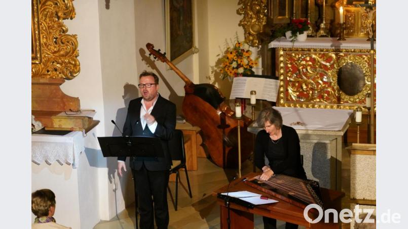 Countertenor Franz Vitzthum und Gertrud Wittkowsky in Aktion am Altar in der Filialkirche St Jakobus in Lennesrieth. Bild: fvo