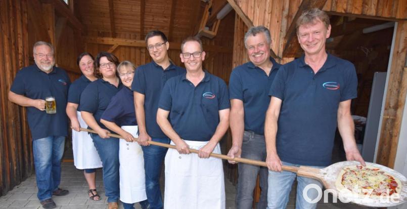 Unter der Regie des Vorsitzenden Gerald Habermehl (Dritter von rechts) arbeitet das Team der UWG Illschwang am Backofen Hand in Hand. Bild: no
